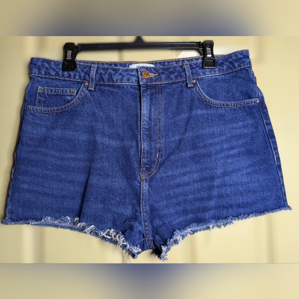 NWOT Forever 21 • US 30 (10-12) • High-Waist Rough Cut Denim Shorts